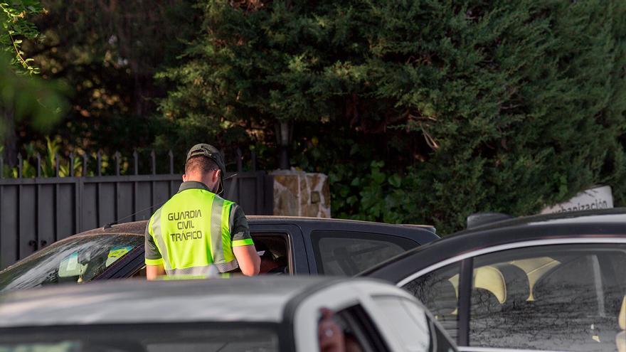 La Guardia Civil comienza a vigilar y a multar por el enganche de la parte trasera del coche tras la nueva ley: casi 500 euros