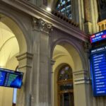 El Ibex 35 arranca en rojo arrastrado por CaixaBank en una jornada de resultados empresariales