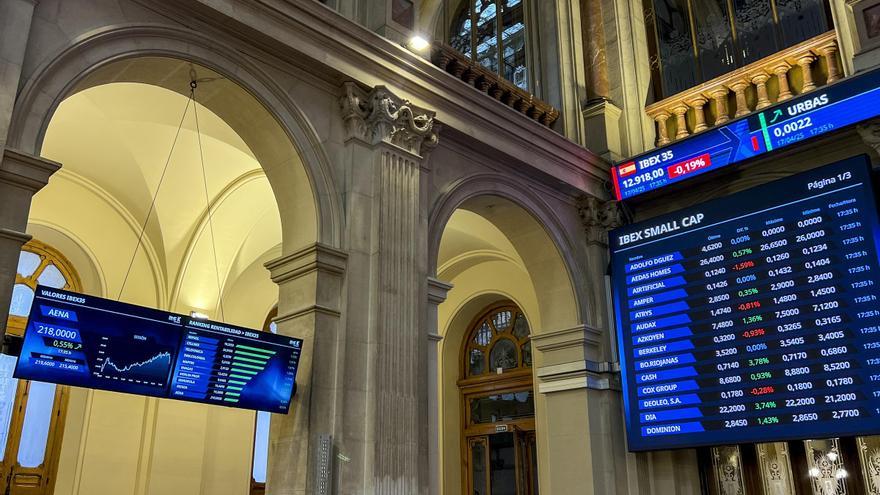 El Ibex 35 arranca en rojo arrastrado por CaixaBank en una jornada de resultados empresariales