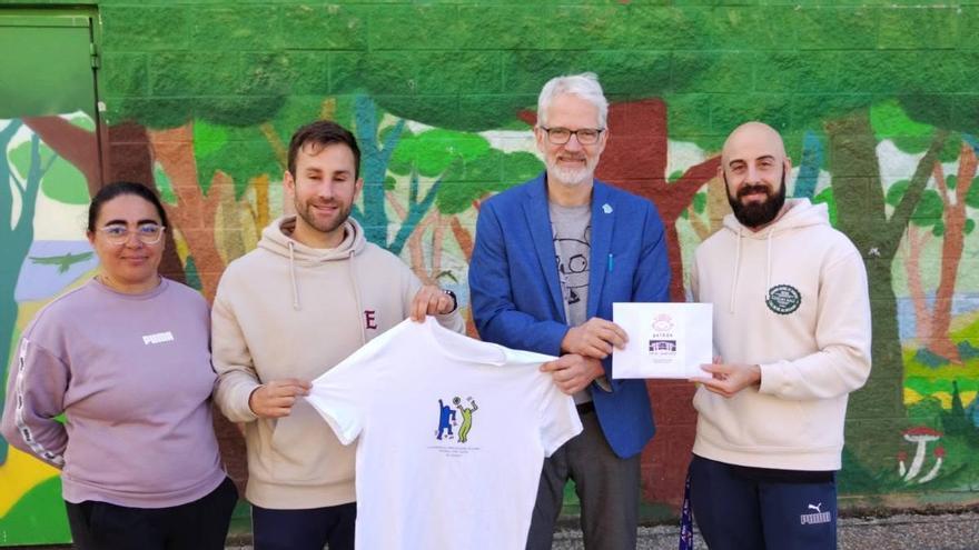 El instituto de Pando recauda 700 euros para la asociación Galbán