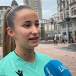 La historia de Sara Díaz, la joven ovetense que se hizo árbitro de fútbol con doce años y sueña con pitar un Mundial: «Al principio lo pasaba muy mal con los insultos»