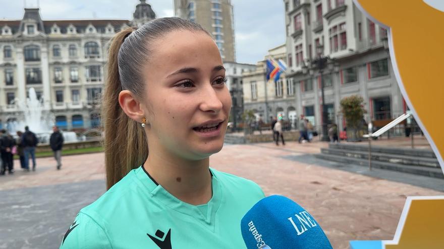 La historia de Sara Díaz, la joven ovetense que se hizo árbitro de fútbol con doce años y sueña con pitar un Mundial: «Al principio lo pasaba muy mal con los insultos»