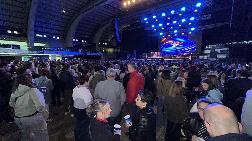 Avilés vibra para recibir a Camela (con miles de personas en el concierto): «Vinimos para revivir viejos tiempos»