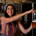 Trabajo real de Paz Padilla: de salir en prime time y presentar programas con audiencias millonarias a poner cervezas en un bar de playa
