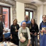 La «champions» de los luthieres vívese n’Avilés: «Pa probar nuevos barnices, p’aprender, pa disfrutar del trabayu común»