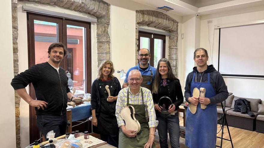 La «champions» de los luthieres vívese n’Avilés: «Pa probar nuevos barnices, p’aprender, pa disfrutar del trabayu común»