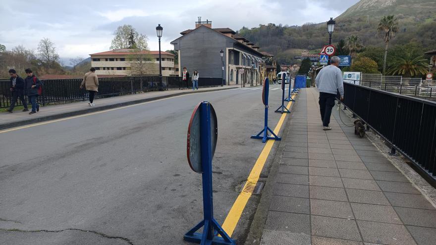 Atención conductores: prohibido aparcar en el puente del Mataderu, en Cangas de Onís