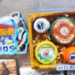 El tremendo gazapo en un souvenir asturiano, que confunde el afuega’l pitu con queso de Burgos