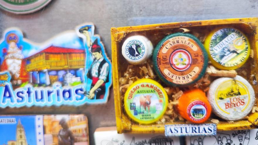 El tremendo gazapo en un souvenir asturiano, que confunde el afuega’l pitu con queso de Burgos