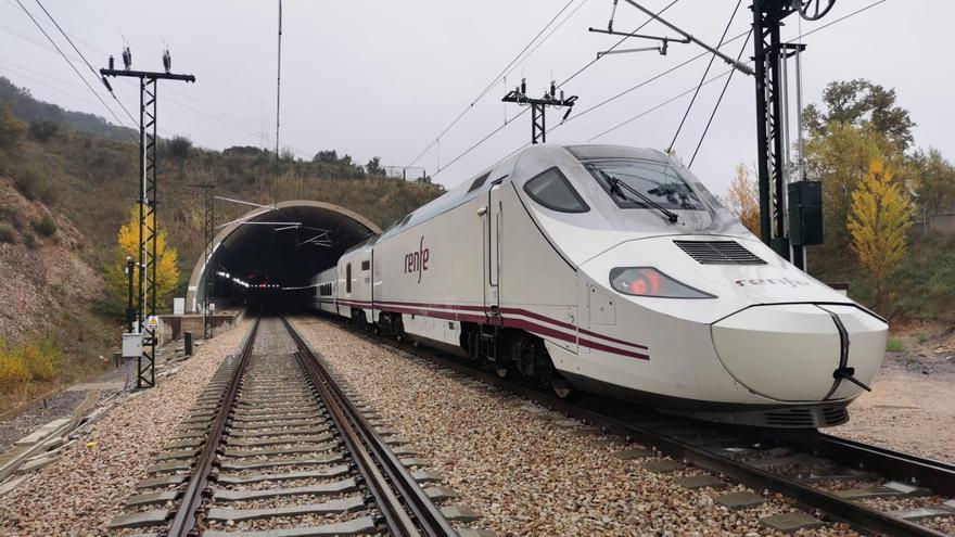 Viajeros atrapados y sin comunicación a causa del apagón: «Estuvimos diez horas en un túnel»