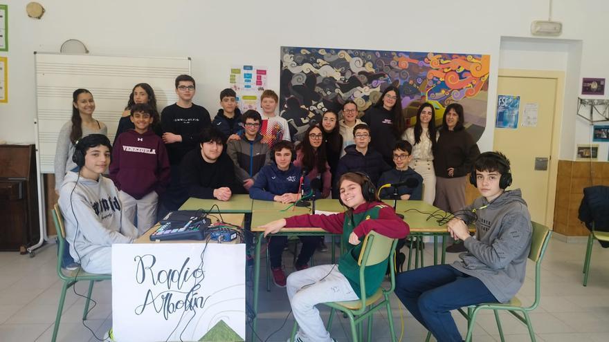 El instituto de Cangas de Onis, en la onda: la emisora escolar Radio Arbolín entrevista a un empleado de la ONU