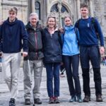 Los reyes de Bélgica llegan a Santiago con su familia tras completar el Camino que iniciaron en 2017