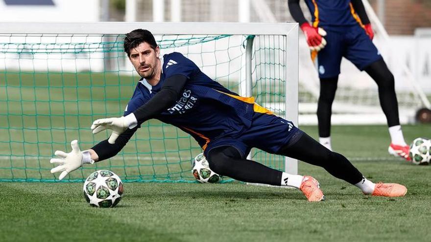 Portero del Madrid, profesión de riesgo: Courtois volverá contra el Arsenal tras el amargo debut de Fran González