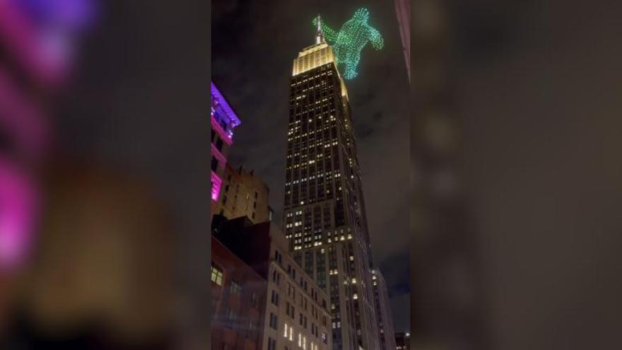 Un espectáculo de drones recrea la escalada de «King Kong» por el Empire State