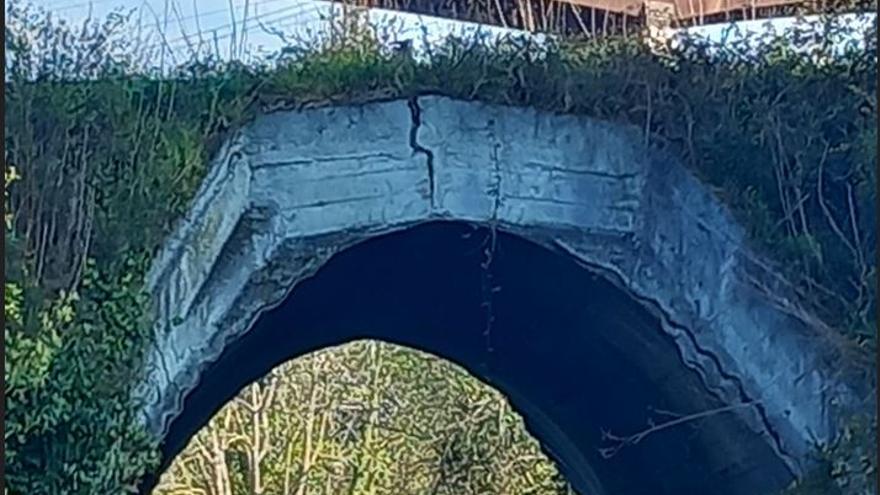 Preocupación en Gijón por una grieta en un túnel de la vía del tren: «No ha venido nadie a mirarlo»