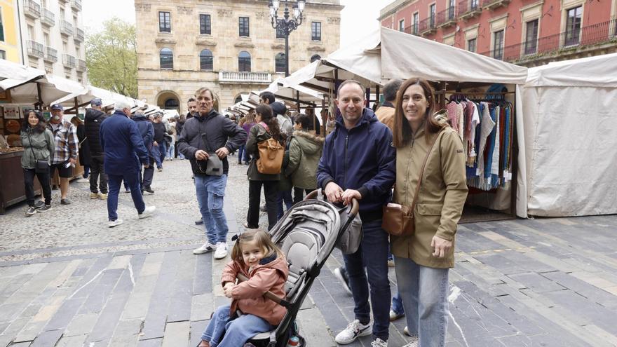 Los turistas inundan plazas y bares en el inicio del puente: «Gijón engancha» (en imágenes)