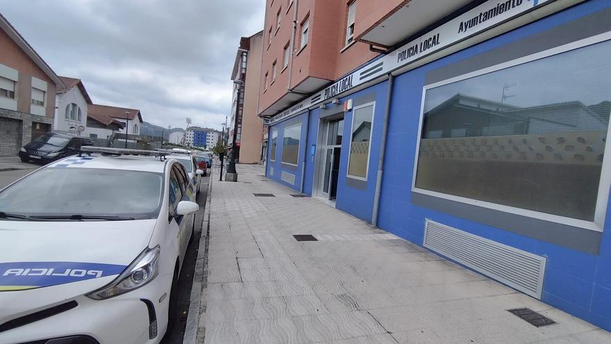 Detención en Langreo: golpeó varias veces a su pareja en la cabeza y le tiró su ropa por el portal