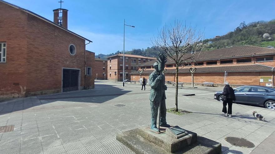Santa Marina «socializa» aunque sea a costa de comprar y rezar fuera del barrio