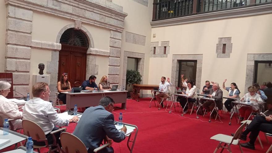 Vecinos por Llanes y PP tumban una moción del PSOE que defendía la declaración de zonas tensionadas en el cocnejo