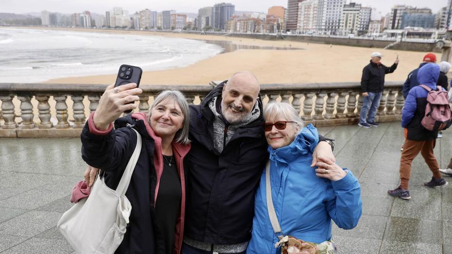 El primer crucero de la temporada llena Gijón de turistas británicos: «La ciudad es muy atractiva»