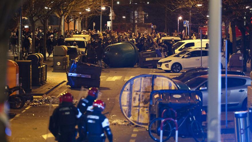 Cinco detenidos y cuatro ertzainas heridos en Bilbao en los altercados por el desalojo de un edificio okupado