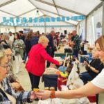 De bote en bote en El Berrón con la Feria de quesos asturianos, artesanía y sidra