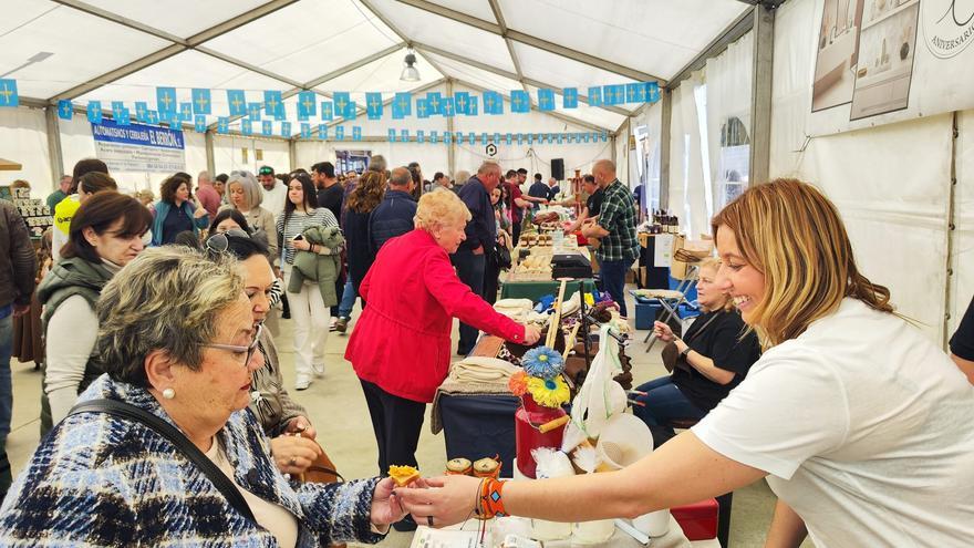 De bote en bote en El Berrón con la Feria de quesos asturianos, artesanía y sidra