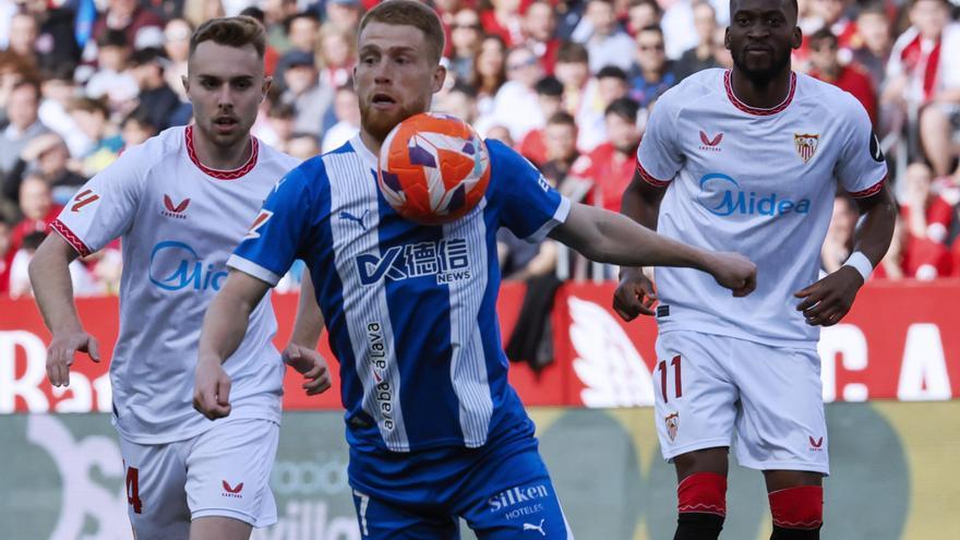 Empate entre el Sevilla y el Alavés que no saca a ninguno de sus problemas