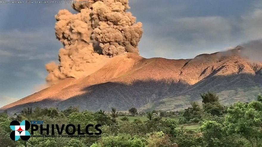 Entra en erupción el volcán Kanlaon, Filipinas, y crea una nube de cuatro kilómetros de cenizas