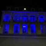 Iluminación azul en el Ayuntamiento de Siero en el Día Mundial de Concienciación del Autismo