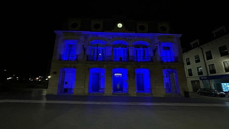 Iluminación azul en el Ayuntamiento de Siero en el Día Mundial de Concienciación del Autismo