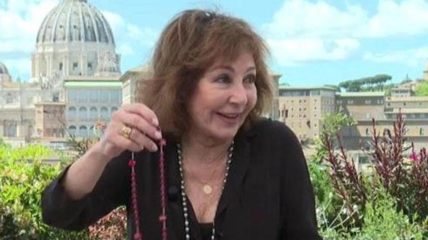 Ana Rosa se despidió del papa Francisco con el rosario que le bendijo y una carta ensalzando su legado: «No creía en una Iglesia cerrada como un castillo»
