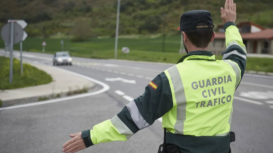 ¿Qué significan los gestos de los agentes de tráfico? La guía que todo conductor debería conocer