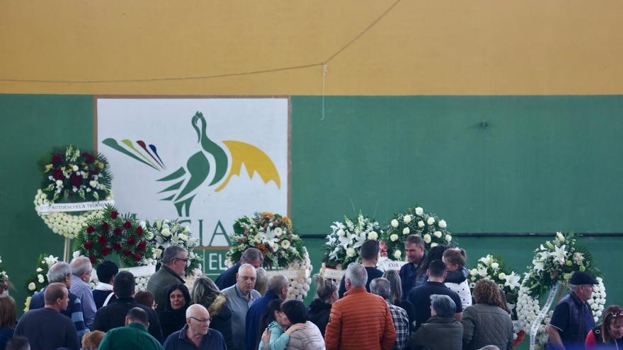 VÍDEO: Familiares, amigos y autoridades expresan su dolor por las víctimas de la mina de Cerredo en la capilla ardiente de Villablino