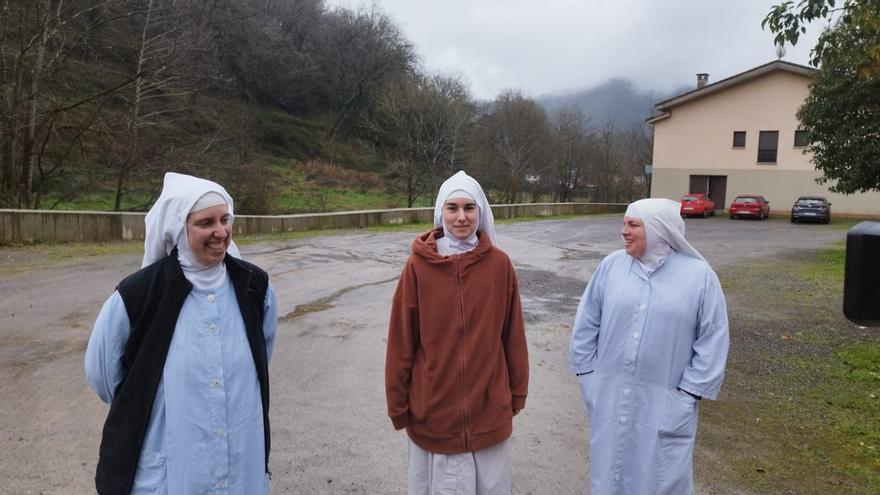 Así adiestran las monjas de Belorado a los perros en Cangas de Onís: «Hacemos un entrenamiento básico, para que obedezcan órdenes»