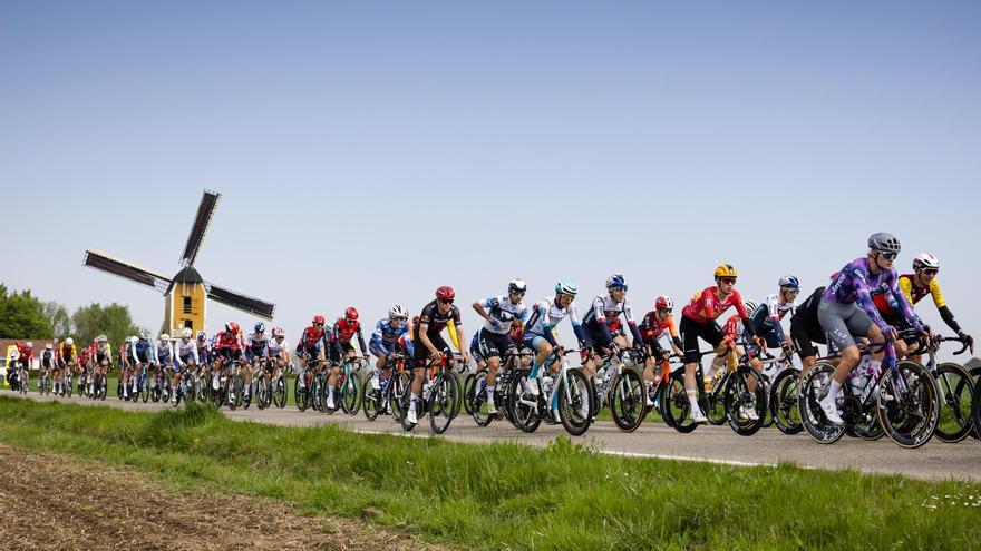 Skjelmose da la campanada ganando la Amstel Gold Race por delante de Pogacar y Evenepoel