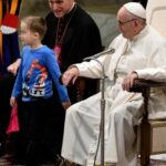 El emotivo recuerdo del Papa Francisco con un niño autista que subió al estrado en 2018: «Si quiere jugar acá, déjalo»
