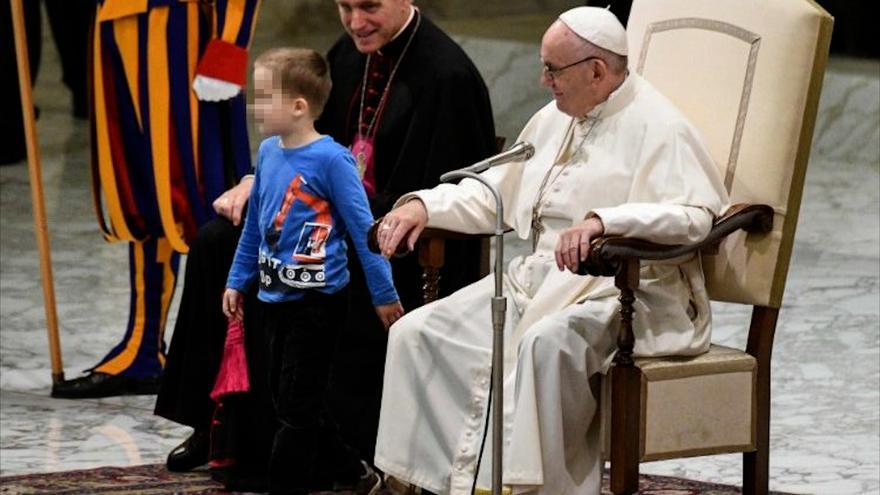 El emotivo recuerdo del Papa Francisco con un niño autista que subió al estrado en 2018: «Si quiere jugar acá, déjalo»