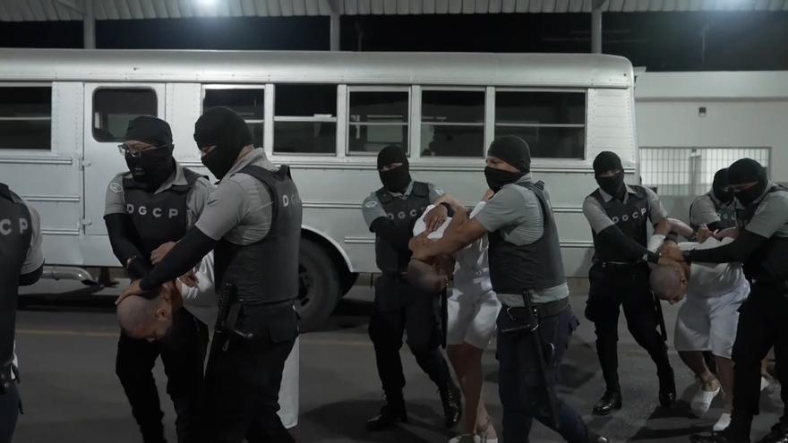 Impresionantes imágenes del traslado de presos deportados por EEUU a una mega cárcel de El Salvador