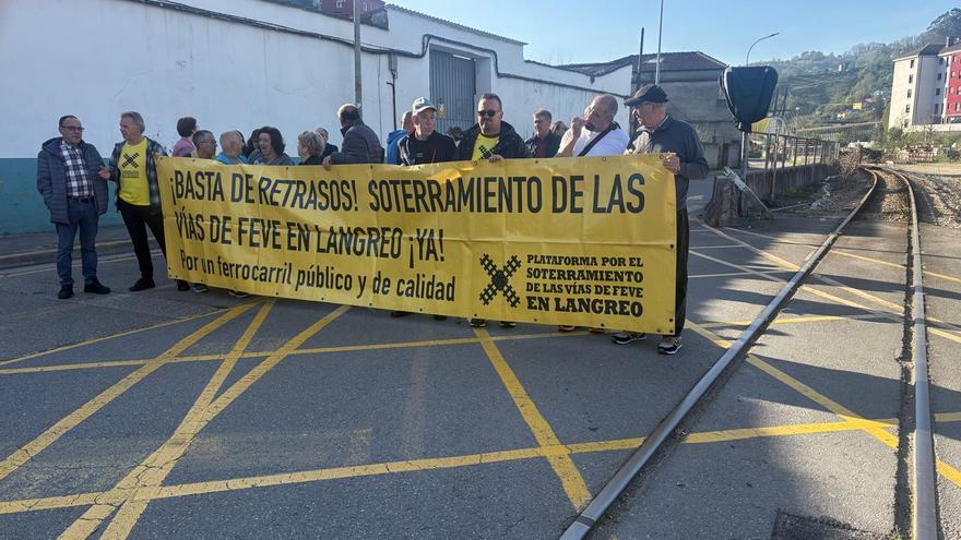 Langreo protesta en la calle por el retraso en la urbanización del soterramiento: «Es inadmisible»