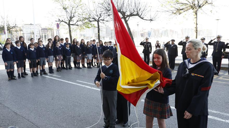 Así fue el izado de la bandera en la sede de la comandancia marítima de Gijón.