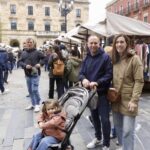 Los turistas inundan plazas y bares en el inicio del puente: «Gijón engancha»