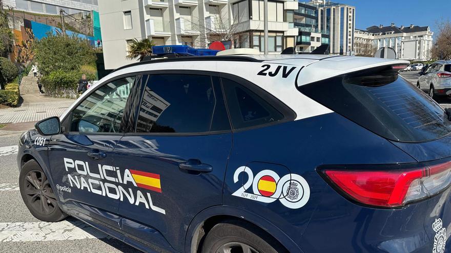Dos policías nacionales heridos al volcar su coche y caer varios metros por un desnivel en León