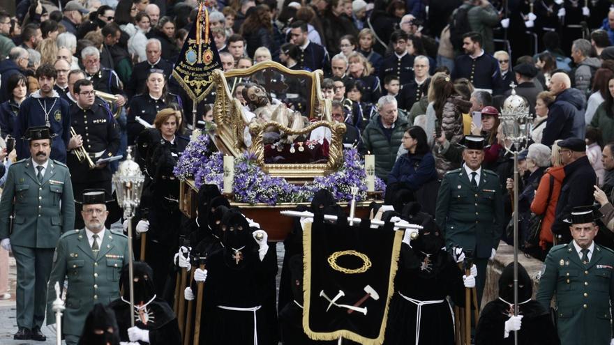 EN IMÁGENES; Procesión del Viernes Santo en Oviedo