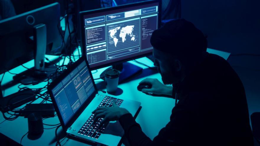 Crecen las «estafas híbridas»: el engaño que combina el mundo virtual y el físico