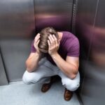 Cuatro horas en el ascensor: claves psicológicas de una experiencia extrema