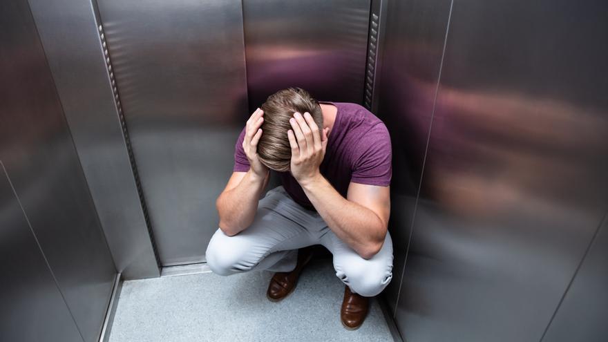 Cuatro horas en el ascensor: claves psicológicas de una experiencia extrema