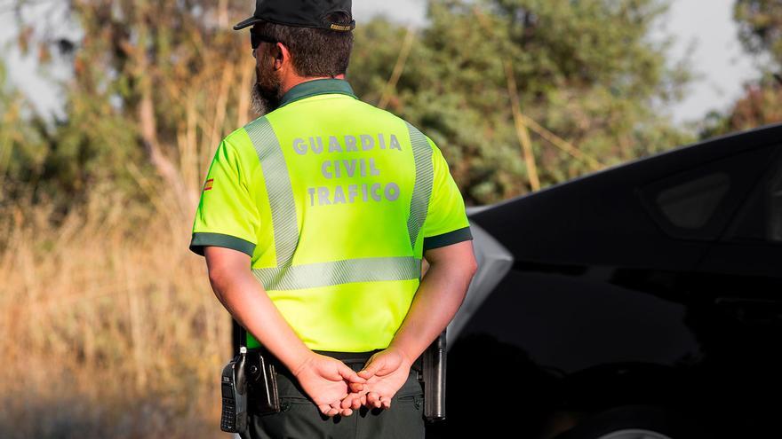 La Guardia Civil ya vigila que los conductores tengan en su guantera el dispositivo (obligatorio) que te hará visible a 1 kilómetro de distancia