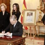 Los reyes y doña Sofía firman en el libro de condolencias por la muerte del Papa Francisco