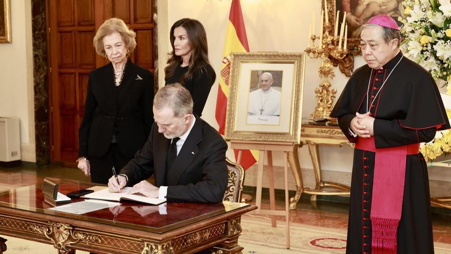 Los reyes y doña Sofía firman en el libro de condolencias por la muerte del Papa Francisco
